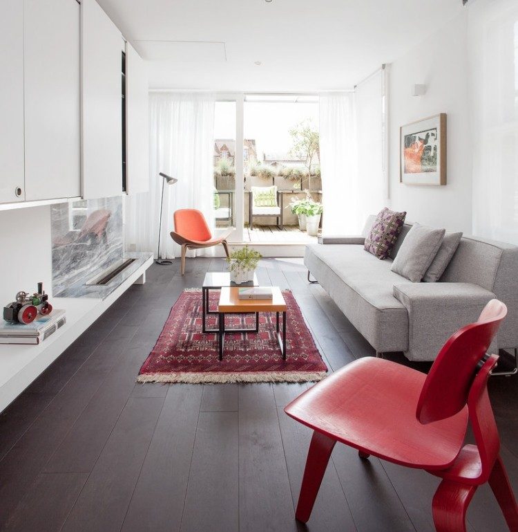 modernes-wohnzimmer-grau-weiss-roter-orientteppich