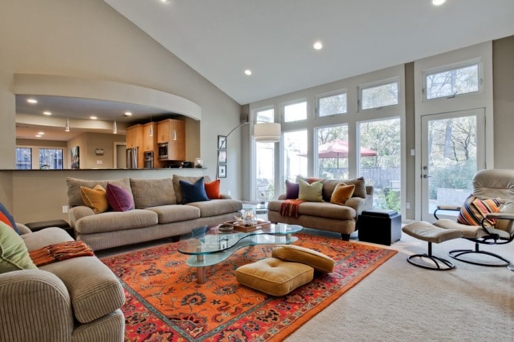 modernes-wohnzimmer-gross-cremefarbener-teppichboden-perserteppich-deko-orange-toene
