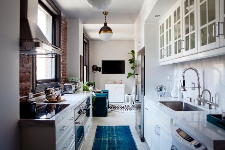 Offene Wohnküche modern gestalten und trennen -schmal-blau-weiss