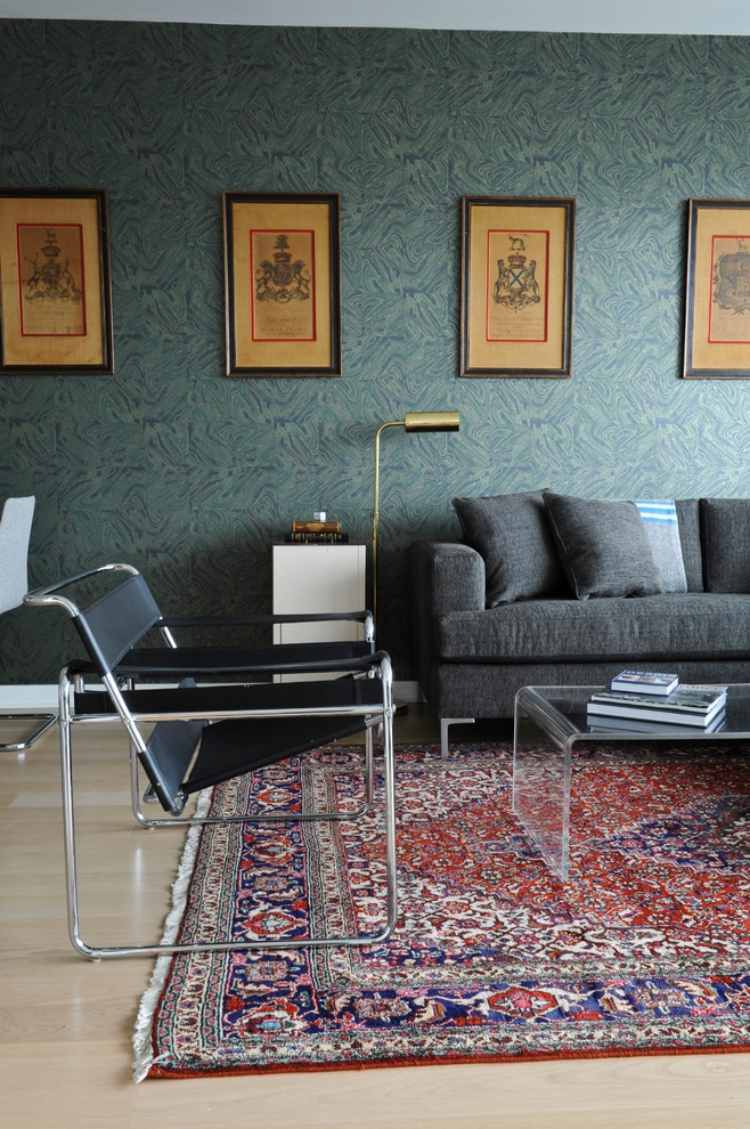 orientteppich-wohnzimmer-laminatboden-gruene-mustertapeten