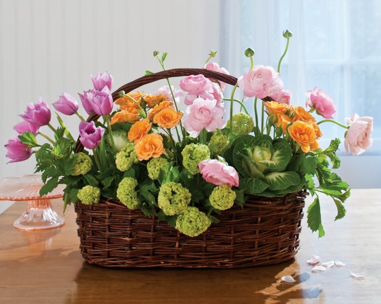 osterkorb gestaltung deko tulpen gartenrose fruehling arrangement