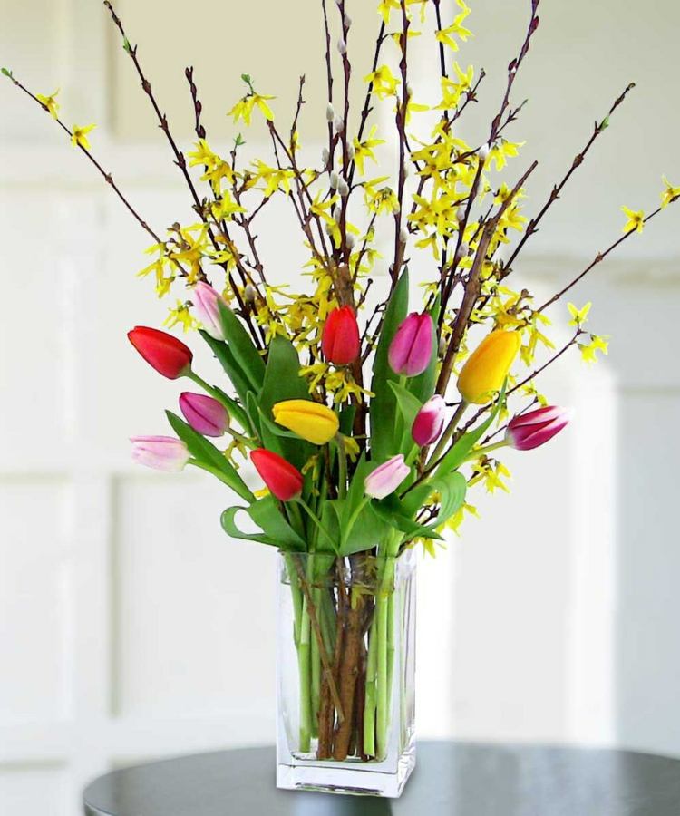 osterstrauss idee bunte tulpen forsythien vase glas