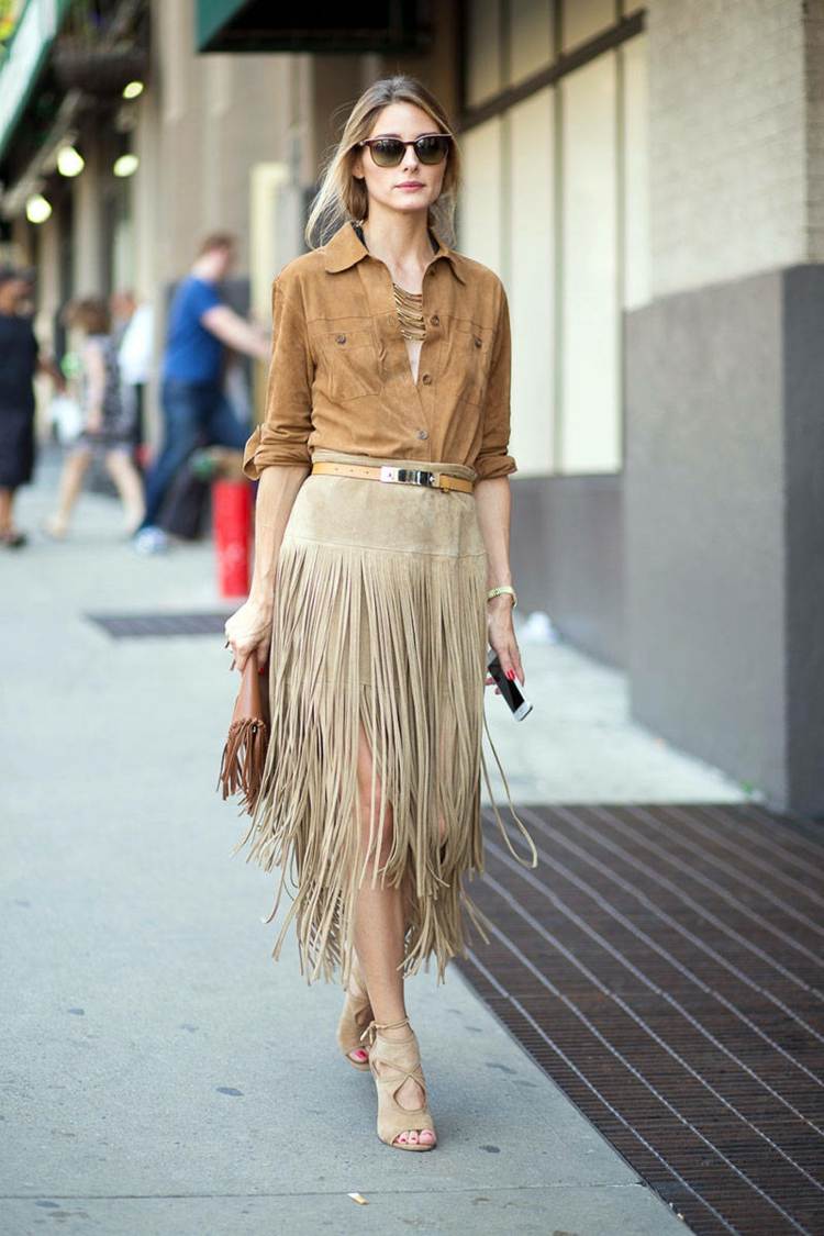 outfit damen street style mode beige naturtoene fransen rock