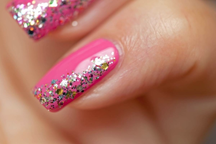 pinker nagellack finger lackieren glitzer akzent dekoration