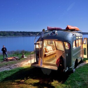 retro bus als wohnmobil nach beleuchtung see camping