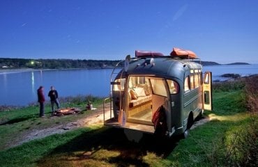 retro bus als wohnmobil nach beleuchtung see camping