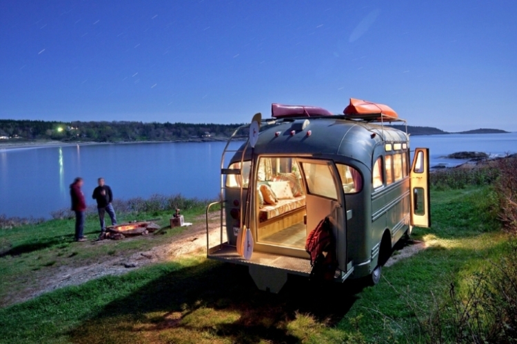 retro bus als wohnmobil nach beleuchtung see camping