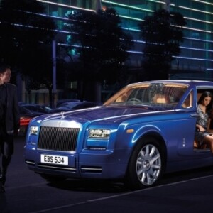rolls-royce-phantom-limelight-collection-blau-abend-paar-luxus-city-abend-anlass