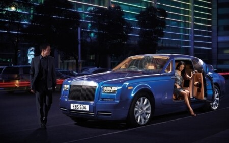 rolls-royce-phantom-limelight-collection-blau-abend-paar-luxus-city-abend-anlass