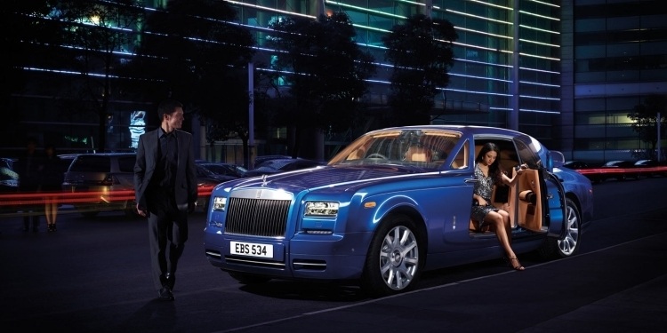 Rolls Royce Phantom Limelight -collection-blau-abend-paar-luxus-city-abend-anlass
