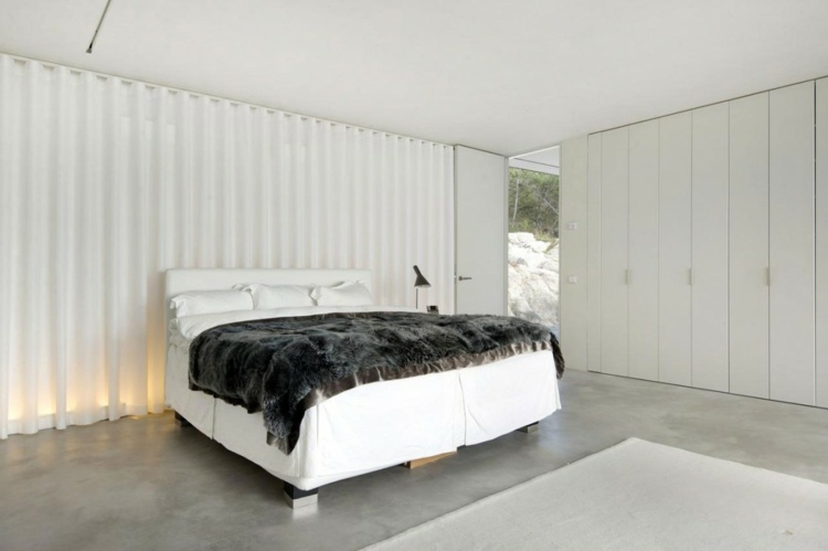 schlafzimmer design bett weiss einrichtung beton villa am meer
