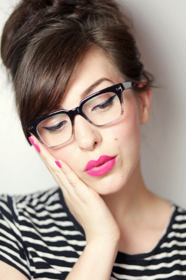 schminken-mit-brille-retro-60er-schwary-durchsichtig-eyeliner-pink-lippenstift-gestreift-bluse