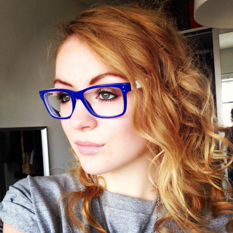 schminken-mit-brille-weitsichtig-blau-nerd-rahmen-augenbrauen-blond-nett