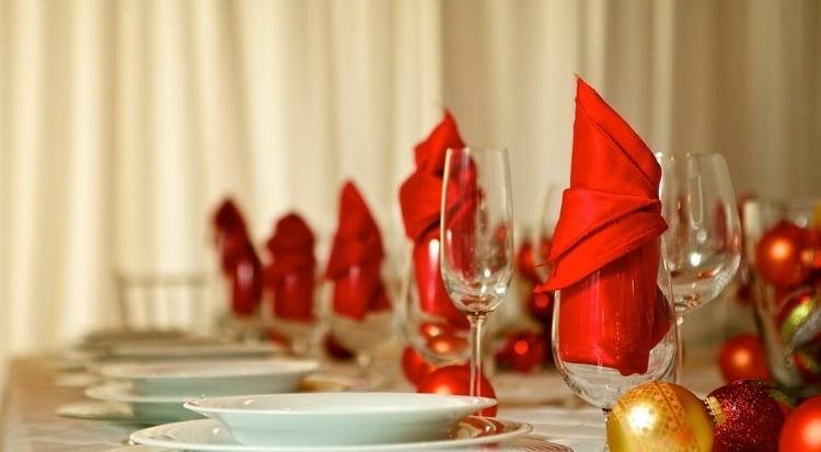 servietten rot tischdeko im winter hochzeit weihnachtskugeln gold