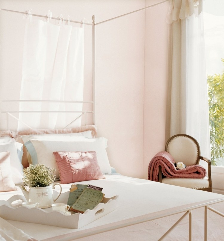 shabby-chic-schlafzimmer-rose-wandfarbe-himmelbett-schiere-gardinen