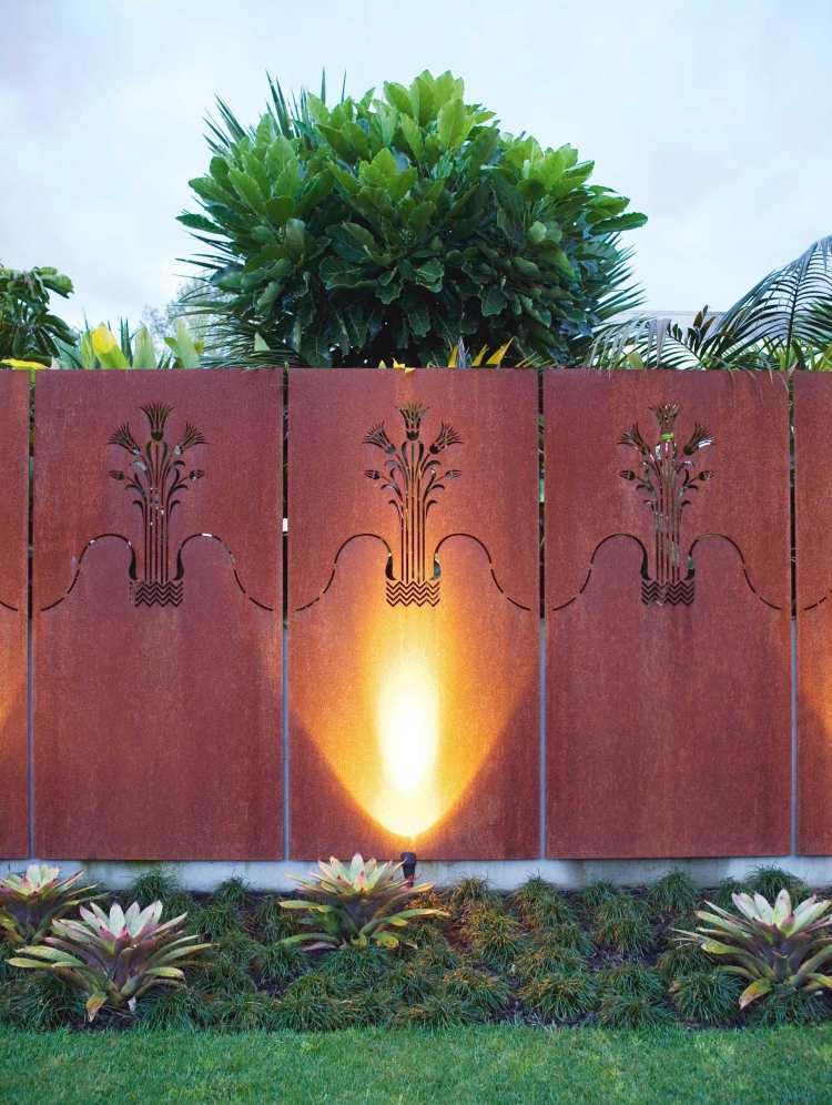 Sichtschutzzaun aus Metall -cortenstahl-mauer-ornament-licht-unten-pflanzen-garten