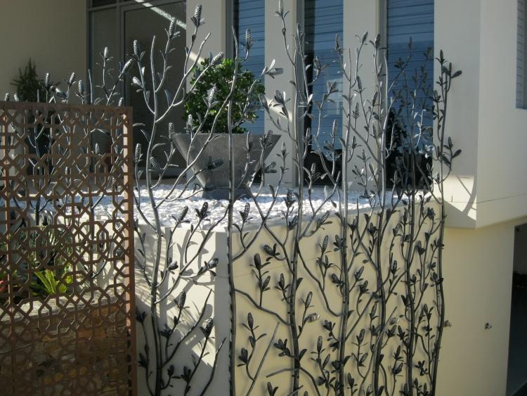sichtschutzzaun-metall-garten-deko-kletterpflanzen-panell-ornament-pflanzen