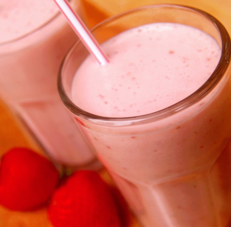 smoothie erdbeeren shake obst strohhalm rezept ideen