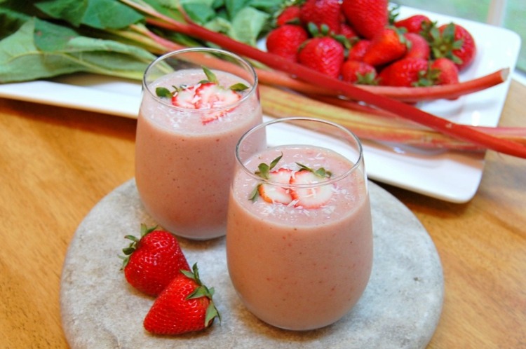 smoothie rhabarber erdbeere glaeser gesunde ernaehrung