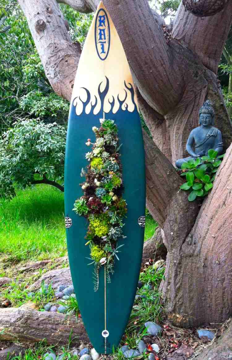 surfbrett deko aus sukkulenten vertikaler garten idee buddha