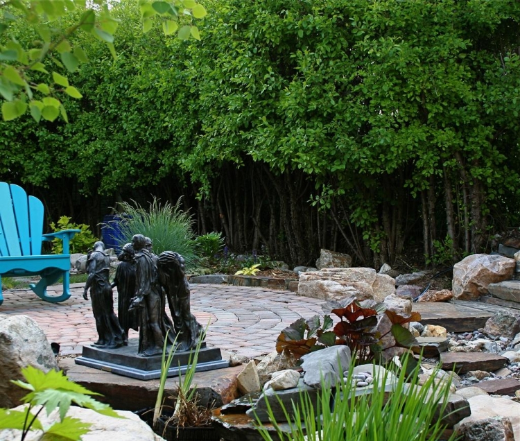 teich-bachlauf-garten-figuren-statuen-bank-deko