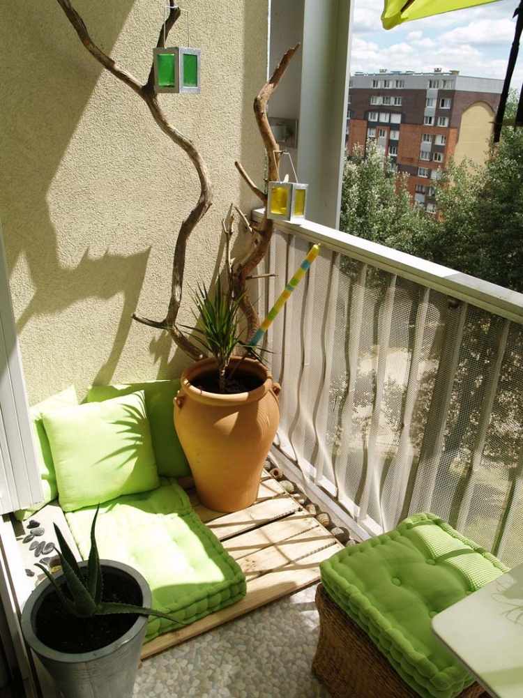 terrasse-einrichten-gestaltung-balkon-sitzecke-kissen-klein-urban-stadt-lounge-diy-gruen-frisch