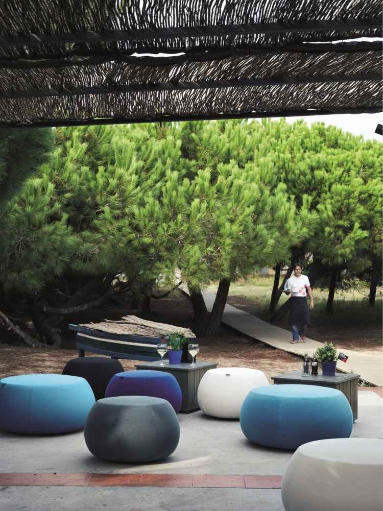 Terrasse einrichten -gestaltung-blau--strand-lokal-urlaub-bedienung-lounge-poufs