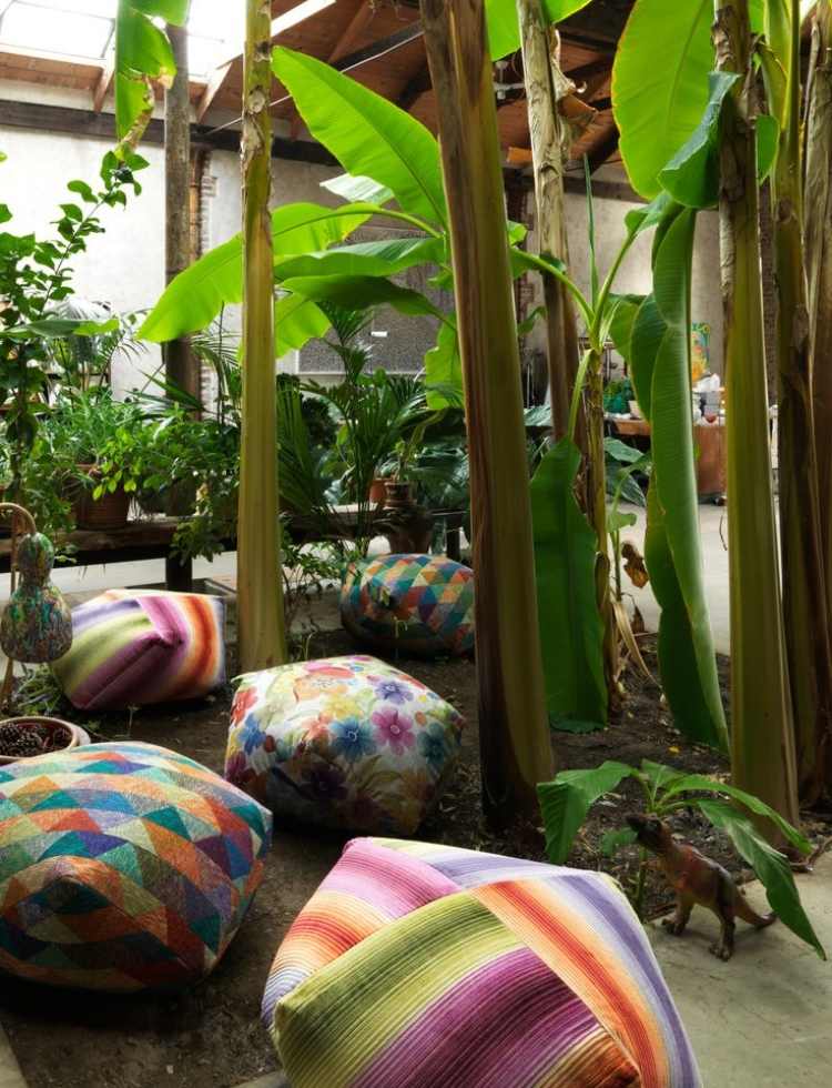 terrasse-einrichten-gestaltung-bunt-pouf-palmen-oase-erholung-relax-pflanzen-design