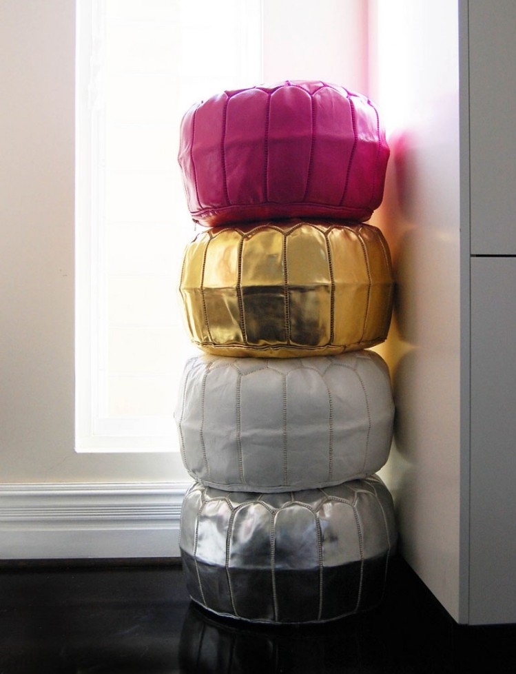 terrasse-einrichten-gestaltung-dekoration-leder-marokanisch-pouf-sitzkissen-hocker-silber-gold-pink