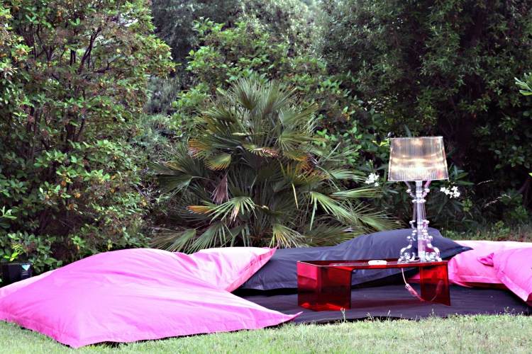 Terrasse einrichten -gestaltung-garten-liegen-kissen-modern-pink-lilla-rasen-relaxen-lounge
