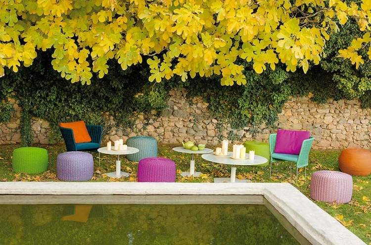 terrasse-einrichten-gestaltung-herbst-landschaft-wasser-aussen-lounge-kerzen-poufs-farben-stuehle-sitzen