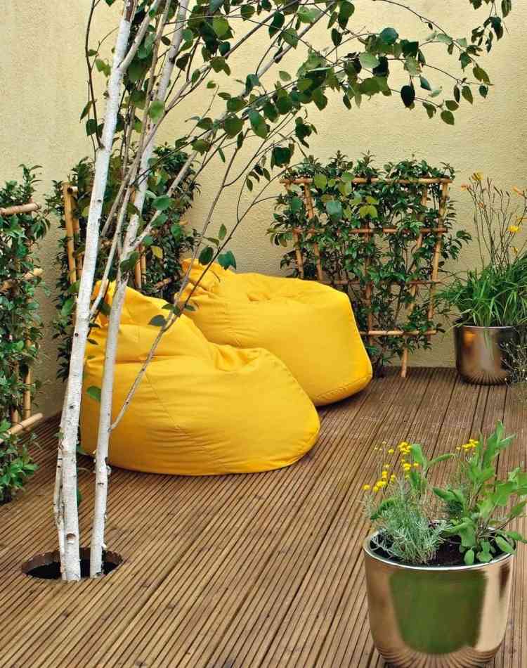 terrasse-einrichten-gestaltung-holzboden-diele-pflanzen-kuebel-sitzsack-gelb-kletterpflanzen-bodendecker-birke
