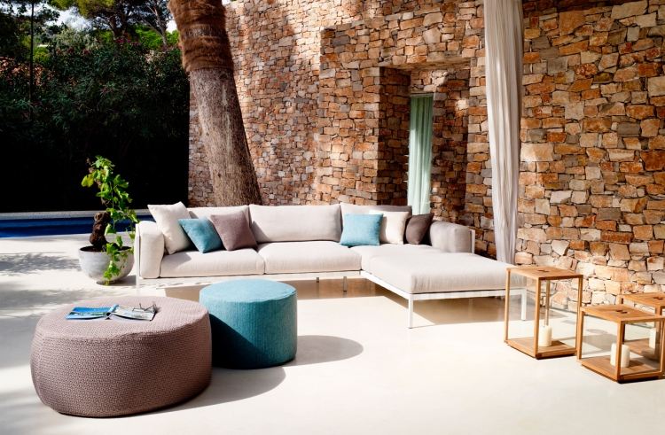 terrasse-einrichten-gestaltung-mediterran-lounge-ambiente-steine-kerzen-poufs-kaffeetische