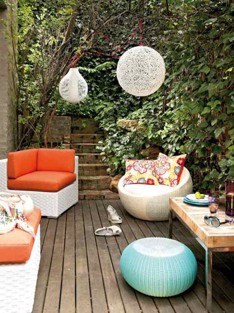 terrasse-einrichten-gestaltung-modern-garten-party-pouf-deko-holzboden-orange-farben-posletrung