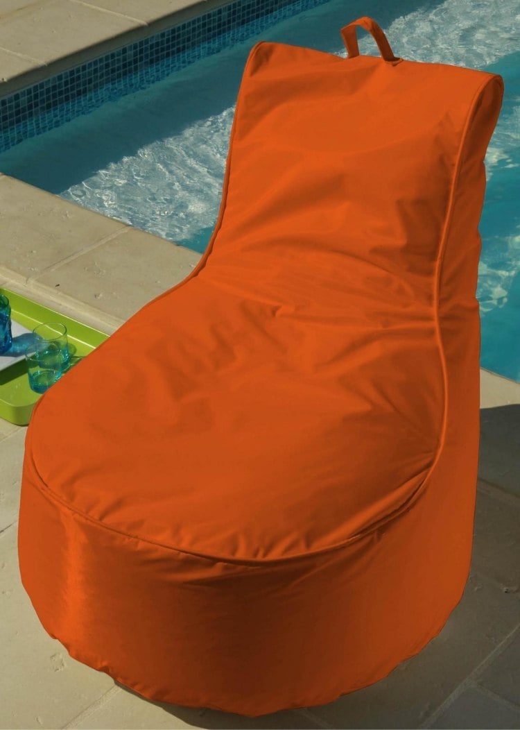 terrasse-einrichten-gestaltung-sitzsaeck-poll-schwimmbecken-wasserabweisend-orange