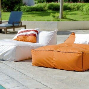 terrasse einrichten sitzsack idee chaiselonge lounge orange weiss poolbereich