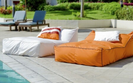 terrasse einrichten sitzsack idee chaiselonge lounge orange weiss poolbereich