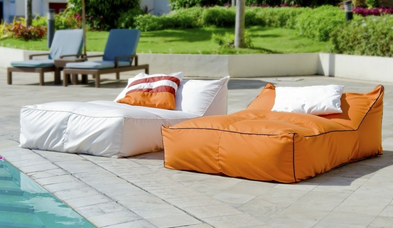 terrasse einrichten sitzsack idee chaiselonge lounge orange weiss poolbereich