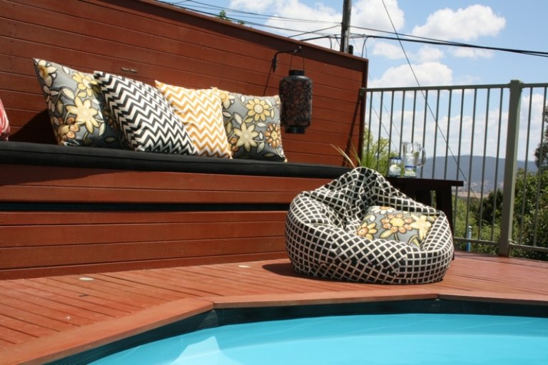 terrasse einrichten sitzsack muster idee pool sitzbank dekokissen