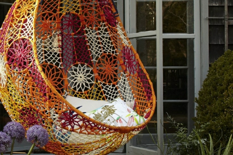 terrassengestaltung ideen farbe rot orange muster haengesessel blumen deko