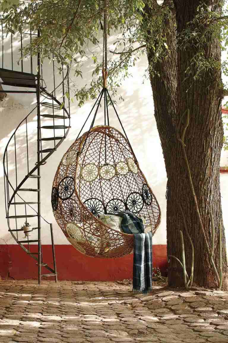 terrassengestaltung ideen haengesessel romantisch bunt ornamente wendeltreppe