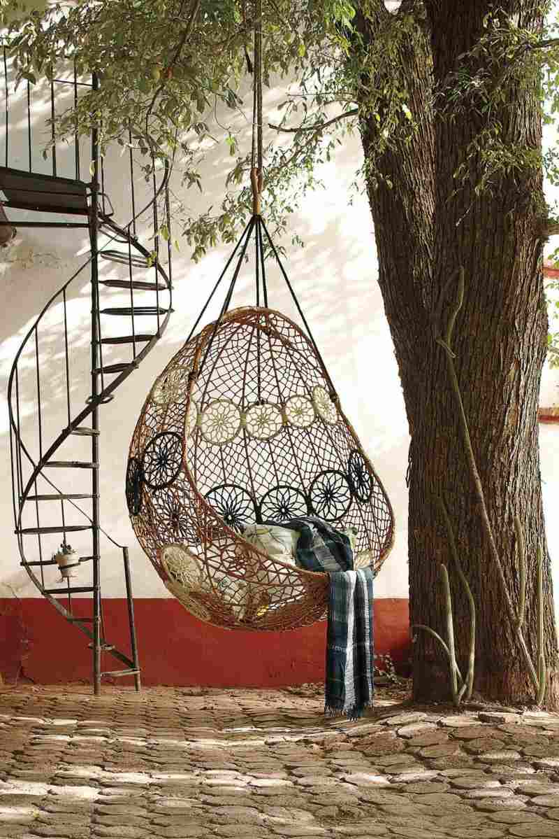 terrassengestaltung ideen haengesessel romantisch bunt ornamente wendeltreppe