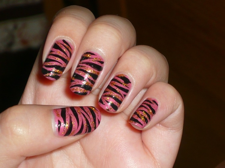 tiermotiv nailart glitzer zebra tiger rosa schwarz