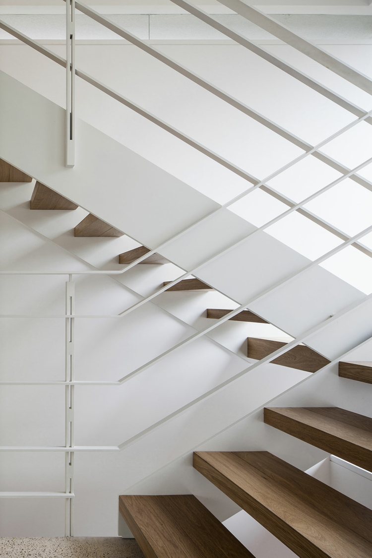 treppe modern mediterran holz stufen gelander stahl akzent