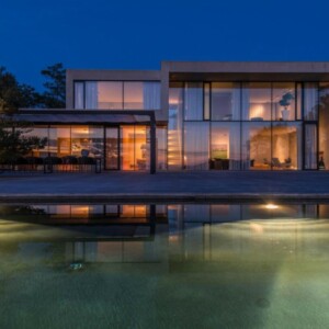 villa am meer nacht modern pool terrasse beleuchtung