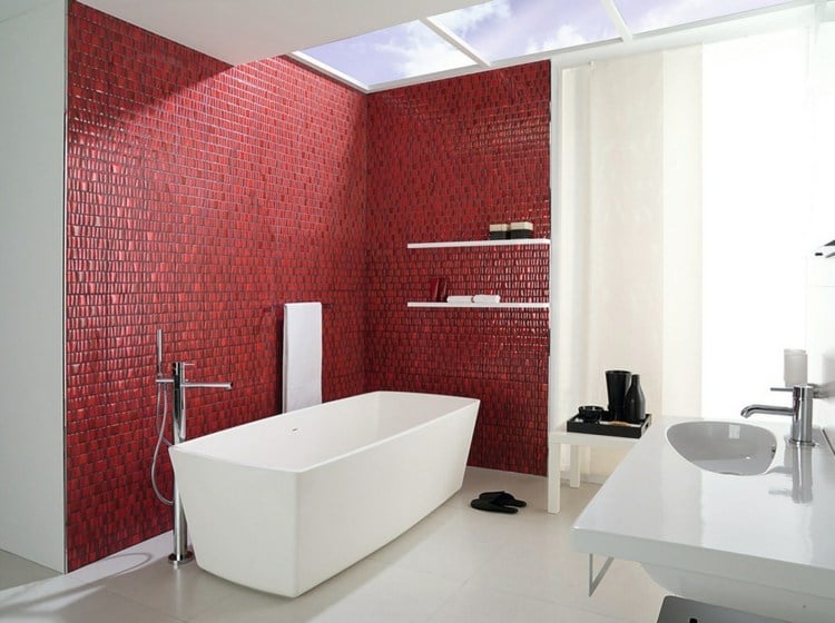 wand akzent badezimmer rot weiss mosaik badewanne hochglanz