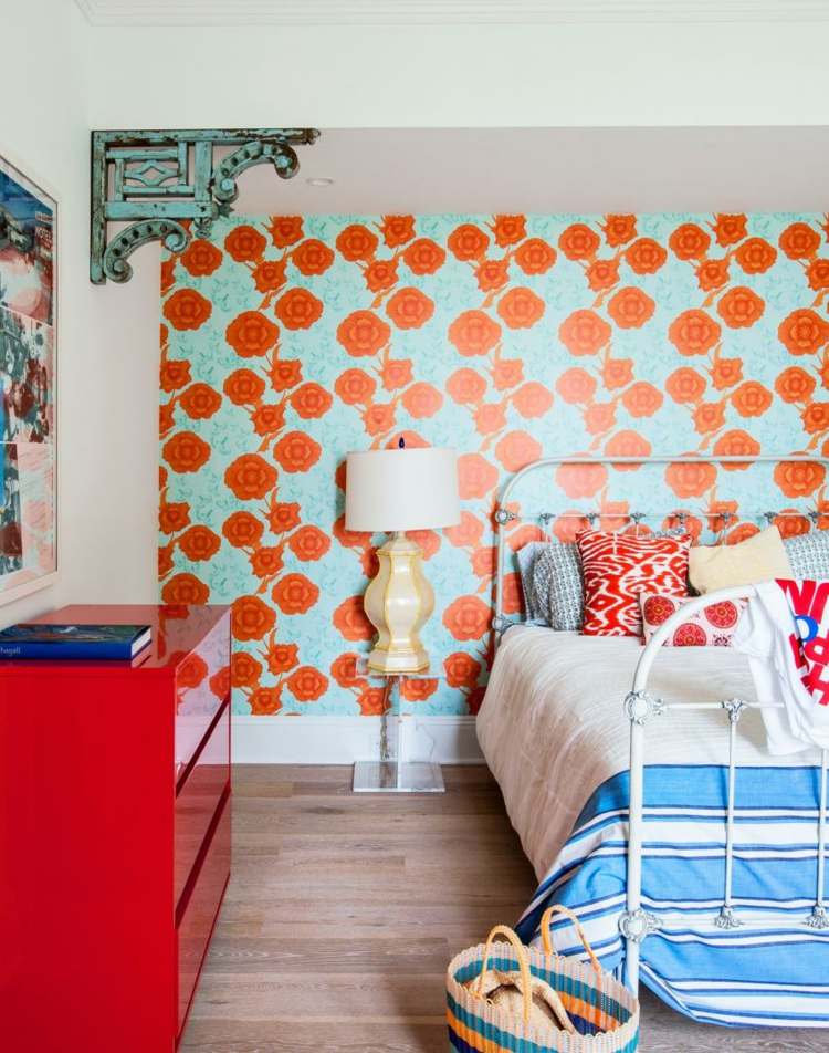 wandgestaltung-mit-tapeten-hellblau-orange-blumen-schlafzimmer-idee