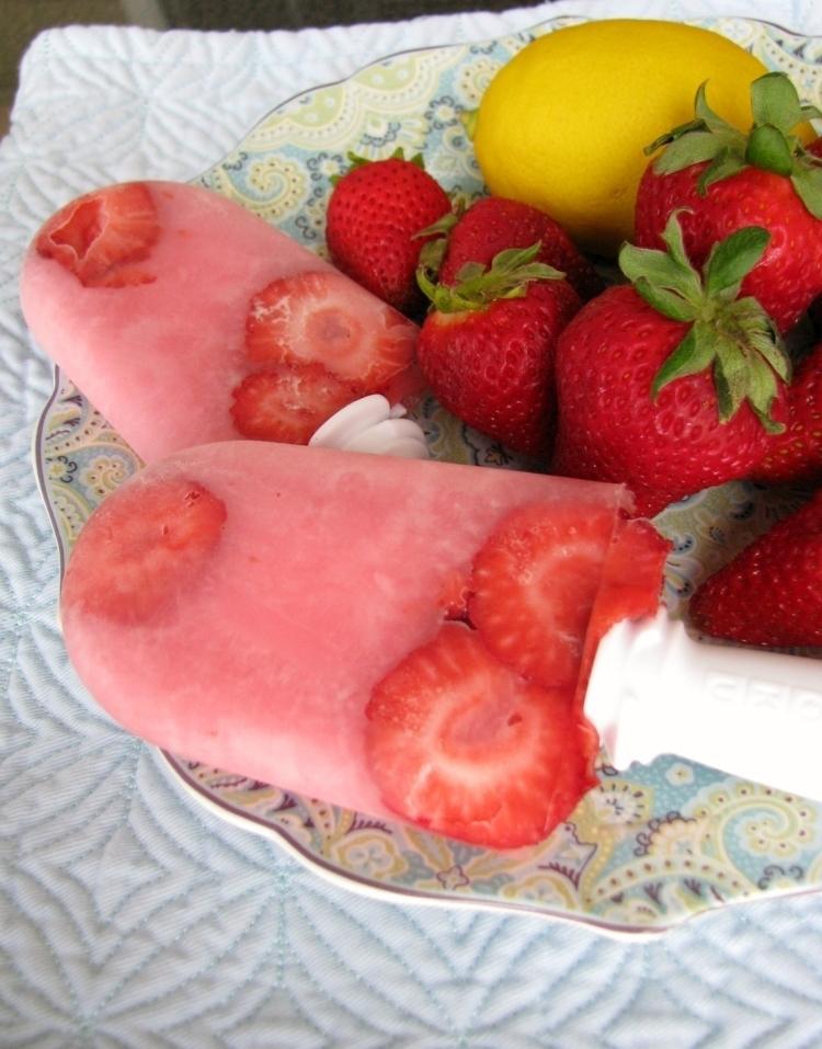 Wassereis selber machen -erdbeeren-klassisch-rezept-ganze-fruechte-zitrone
