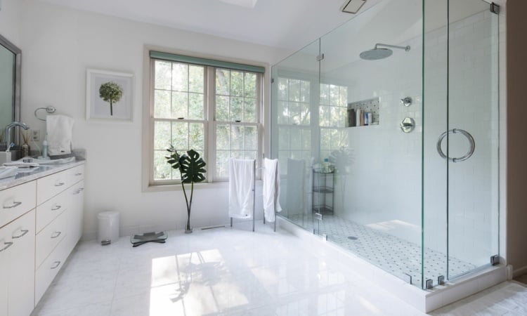 weiss badezimmer stil glas dusche fliesen badschrank