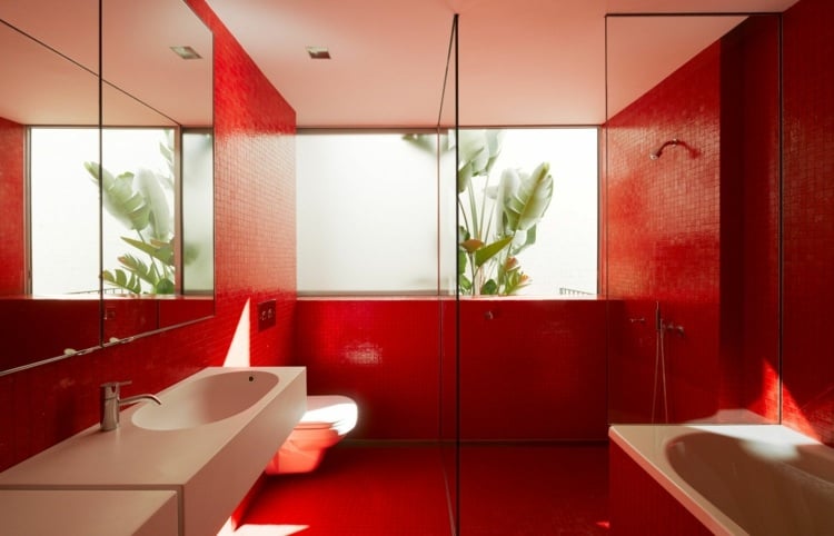 weiss rot design mosaik ideen leidenschaft atmosphäre bad